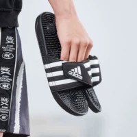 Adidas adidas giày nam nữ 2019 hè mới giày thể thao đi biển sandal dép màu đen và trắng - Dép thể thao giày vascara