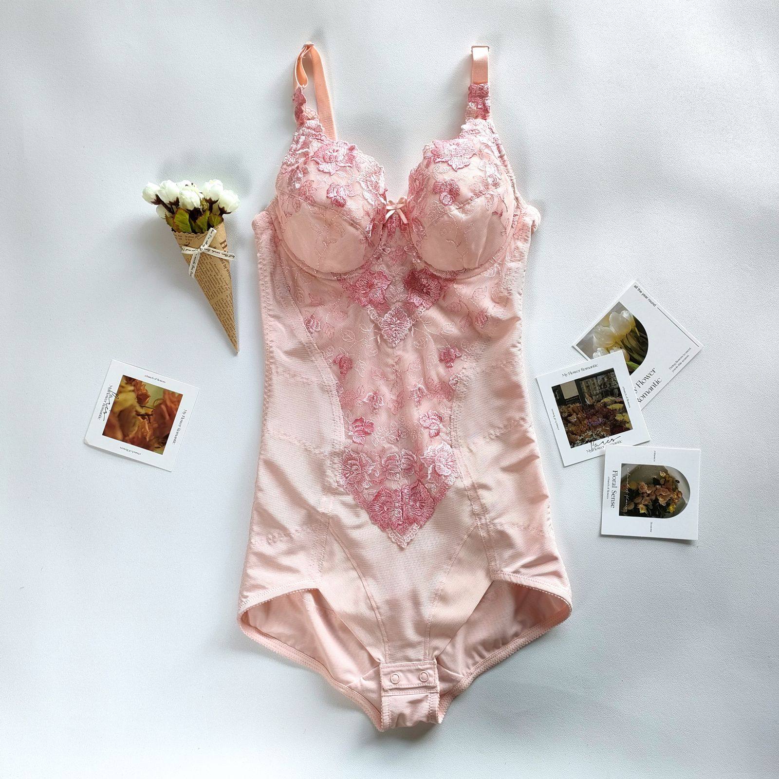 Thin-style day single high-end tight version with body shapen clothes and body bunches waist collection and gluteal side close-up to collect a thin cup