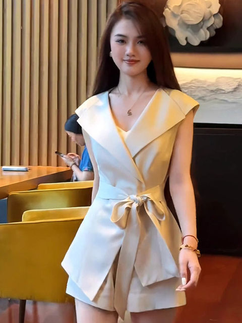 Two-Piece Set with Lining, French-Style High-End Top and High-Waisted Shorts, 2026 Spring Waist-Cinching Suit for Women D1814