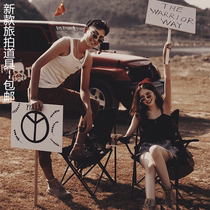 Travel photography outdoor photography hand holding board ins European and American fashion creative photo studio photo magazine shooting props hand raising cards