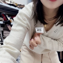 The cashmere sweatshirt picks up the drain 413.