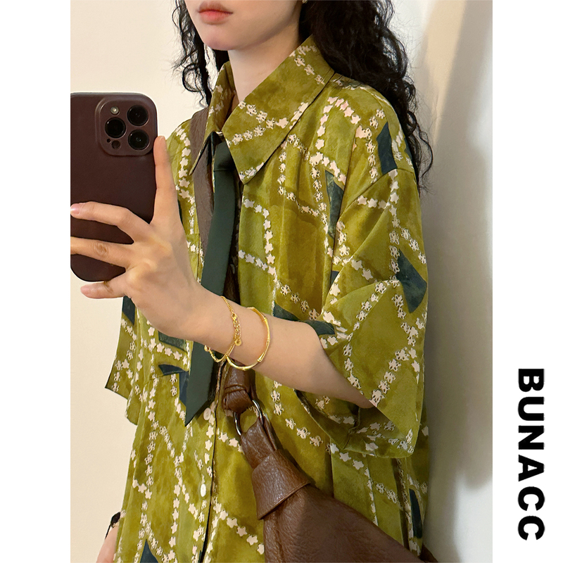 Bunacc2026 Summer American Retro Olive Green Geometric Short-Sleeved Shirt with Lapel Design for Women Trendy Bunacc2026 Summer American Retro Olive Green Geometric Short-Sleeved Shirt with Lapel Design for Women Trendy