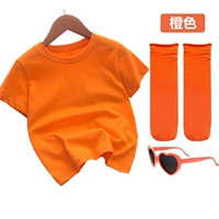 Оранжевые носки, очки, короткий рукав