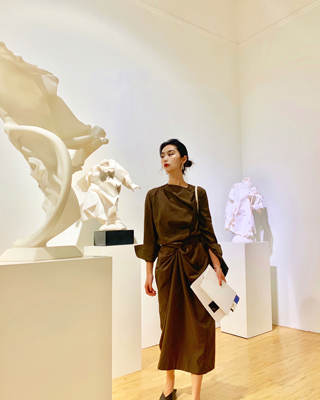 A set of olive green shirts for women, featuring a laid-back and elegant French niche design, a new Chinese style with a sense of Zen and a cold touch