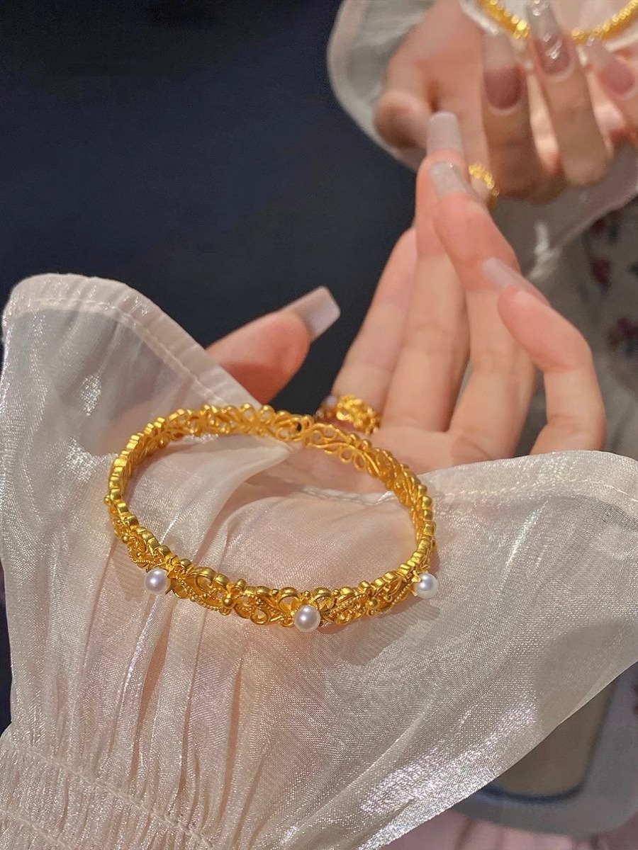 S925银莫桑钻手镯：唐草纹浮雕背后的时尚与匠心