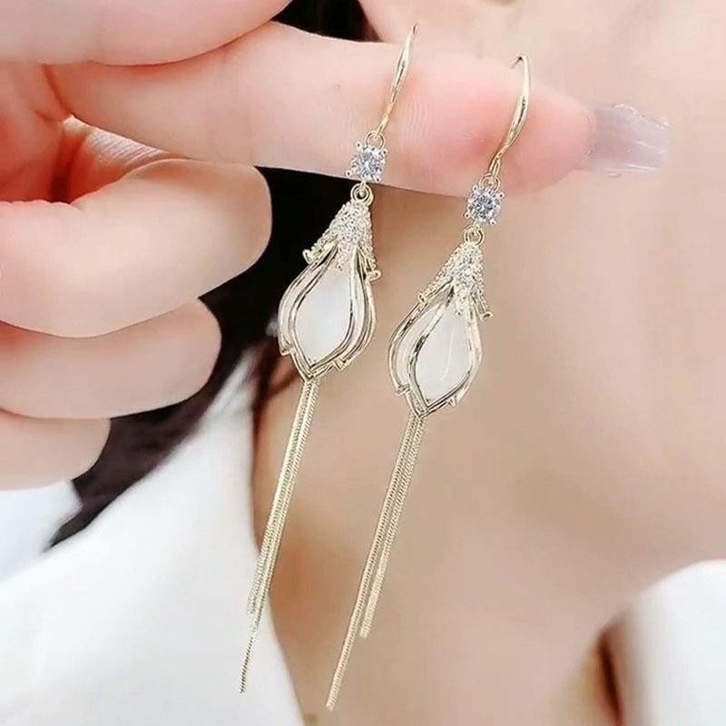 Advanced Sensation Small Crowdflower Earrings Woman Korean temperament Long version Stream Sear pendant design Cat Eye Stone Sensation Net Red Earl