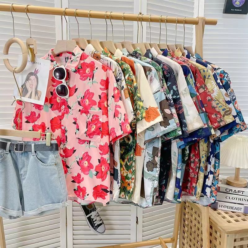 Nostalgic Retro Hong Kong Style Floral Shirt, Short-Sleeved, Loose-Fitting, Holiday Design, Niche Couple Casual Shirt Nostalgic Retro Hong Kong Style Floral Shirt, Short-Sleeved, Loose-Fitting, Holiday Design, Niche Couple Casual Shirt