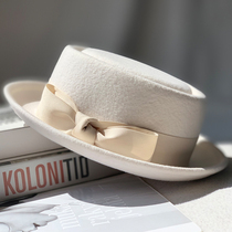 Pure white new rare autumn and winter small hat female wool British flat top crimped concave shape street shot playful foreign style