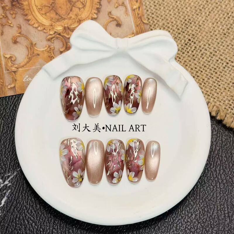 Liu Damei【Misty Flower Letter】Hand-Painted Nude Brown Gradient Daisy Cat Eye Brightening Commuting Finished Wearable Nail Art
