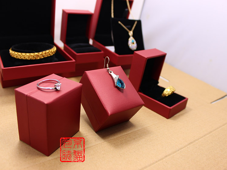Cao cấp màu đỏ trang sức nhẫn hộp đồ trang sức cưới vòng cổ vòng đeo tay vòng đeo tay mặt dây chuyền huy hiệu bao bì hộp trâm - Vòng đeo tay Cuff vòng tay đẹp
