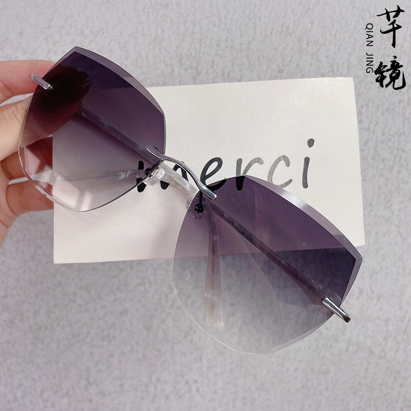 Sunglasses myopia diamond cutting edge gradient color large frame shows lady with lean sunglasses matching digital anti-ultraviolet rays
