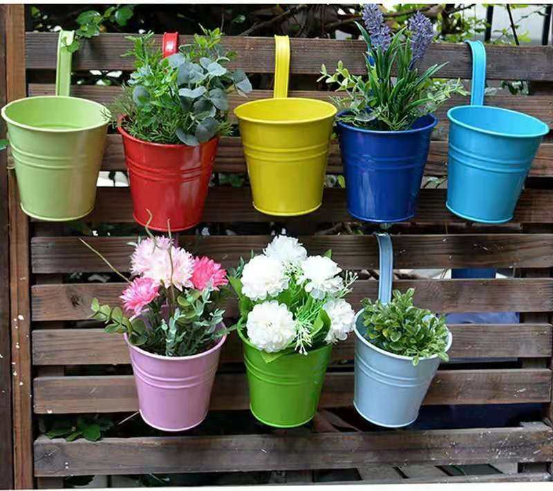 Pastoral European-style small iron bucket candy color hook balcony color hanging bucket meaty hanging basin hanging bucket removable hook flower bucket