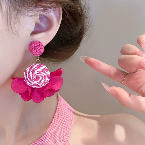 Плетеные небольшие дизайнерские серьги, в цветочек