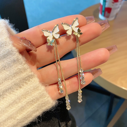 Небольшие дизайнерские серьги, популярно в интернете, тренд сезона, двойное ношение