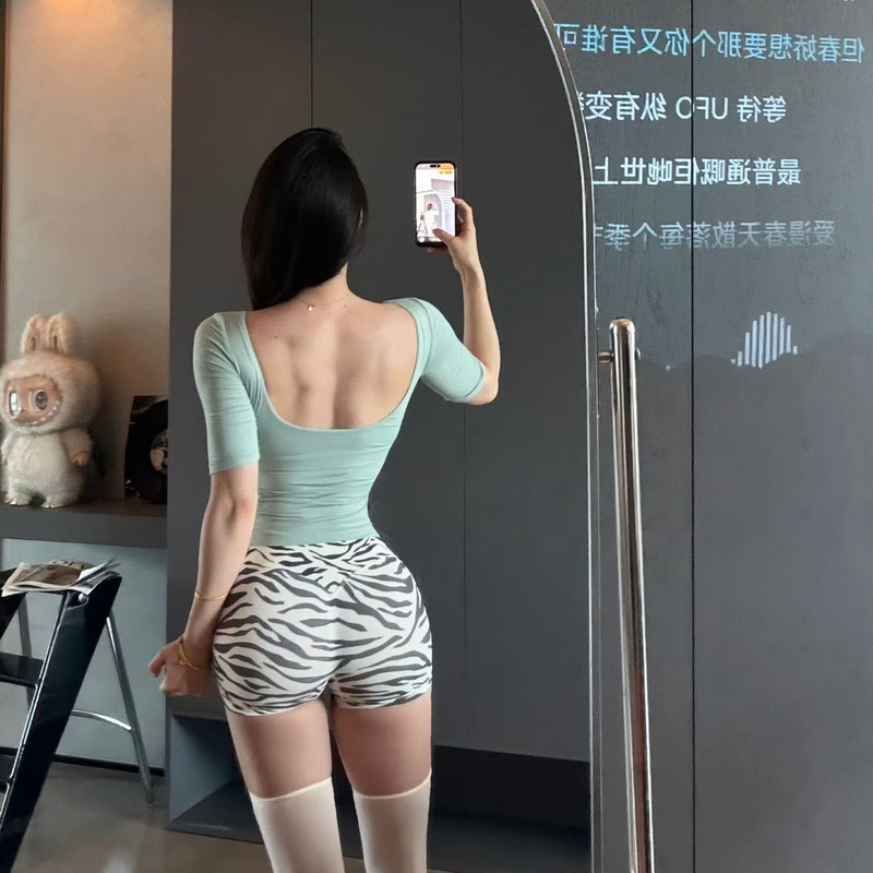 Sports Short-Sleeve Top with Large Back Cutout, Chest Pads, Mid-Sleeve T-Shirt, Slim Fit, Pure and Beautiful Back, Yoga and Pilates Top, Fitness Wear Sports Short-Sleeve Top with Large Back Cutout, Chest Pads, Mid-Sleeve T-Shirt, Slim Fit, Pure and Beautiful Back, Yoga and Pilates Top, Fitness Wear