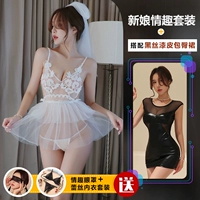 Белый комплект, с акцентом на бедрах