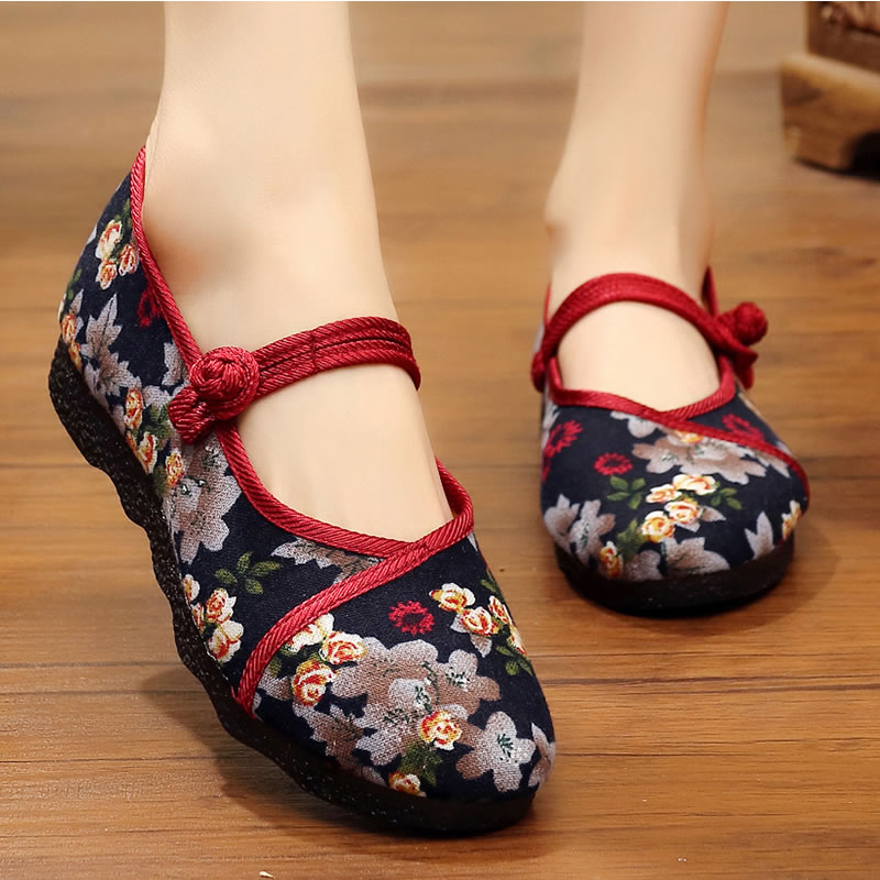 Elderly old Beijing cloth shoes flagship store official ethnic style women's shoes red soft bottom non-slip old lady embroidered shoes