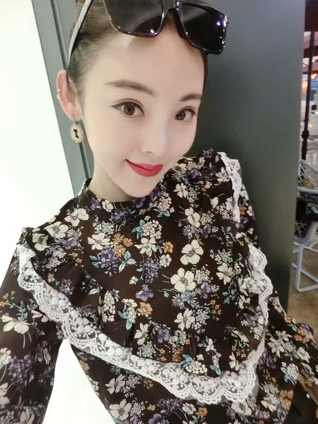 Thu đông 2017 mới của phụ nữ thời trang khí chất in áo voan dài tay chạm đáy cổ áo cổ áo ren bên hoa áo thủy triều áo sơ mi công sở nữ