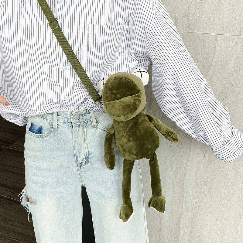 2021 new girl small satchel ins net red ugly cute funny big eye frog one shoulder messenger bag cute plush bag