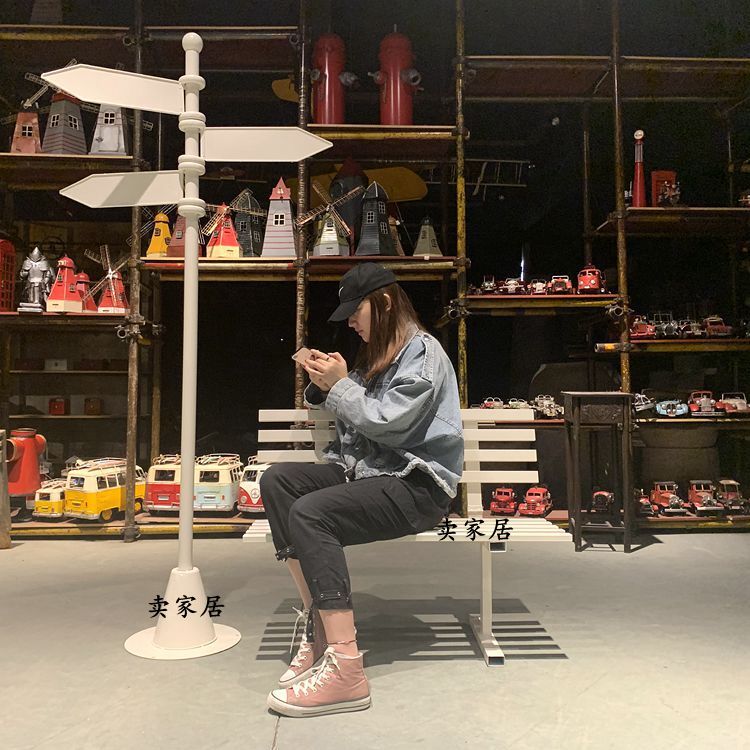 Iron Art Finger Road Signs Wind Scenic Spot Pointing To Card Outdoor Signs Sheet Metal Model Shop Activity Telephone Kiosk Props