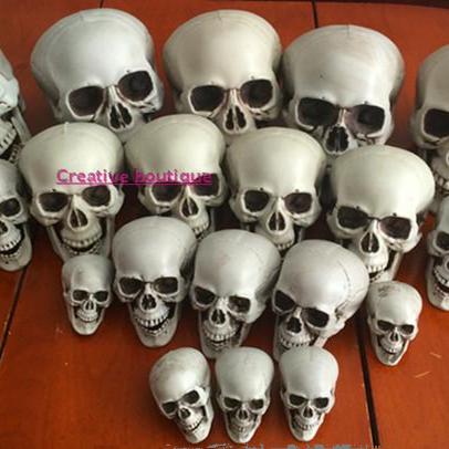 ハロウィーンの小道具、大小の頭蓋骨の頭のシミュレーションの頭蓋骨の模型、人間の頭蓋骨のホラーシーンの装飾用品