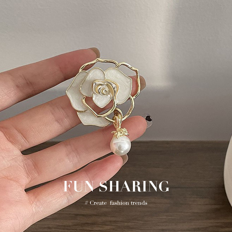 Camellia brooch for women, luxurious and elegant, tassel and pearl corsage, perfect for Chanel-style suits and coats.