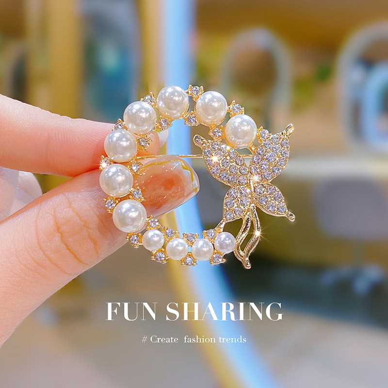 Pearl butterfly brooch, high-end women's delicate Chanel-style corsage pin accessory, elegant suit and coat anti-exposure buckle.