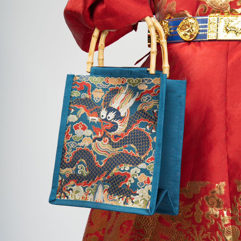 Treasure of National Style: Ming Dynasty Hanfu Cultural and Creative Bag with Woven Gold Imitation Brocade Pattern, Handbag with Bamboo Handle, Hanfu Accessory Bag Treasure of National Style: Ming Dynasty Hanfu Cultural and Creative Bag with Woven Gold Imitation Brocade Pattern, Handbag with Bamboo Handle, Hanfu Accessory Bag
