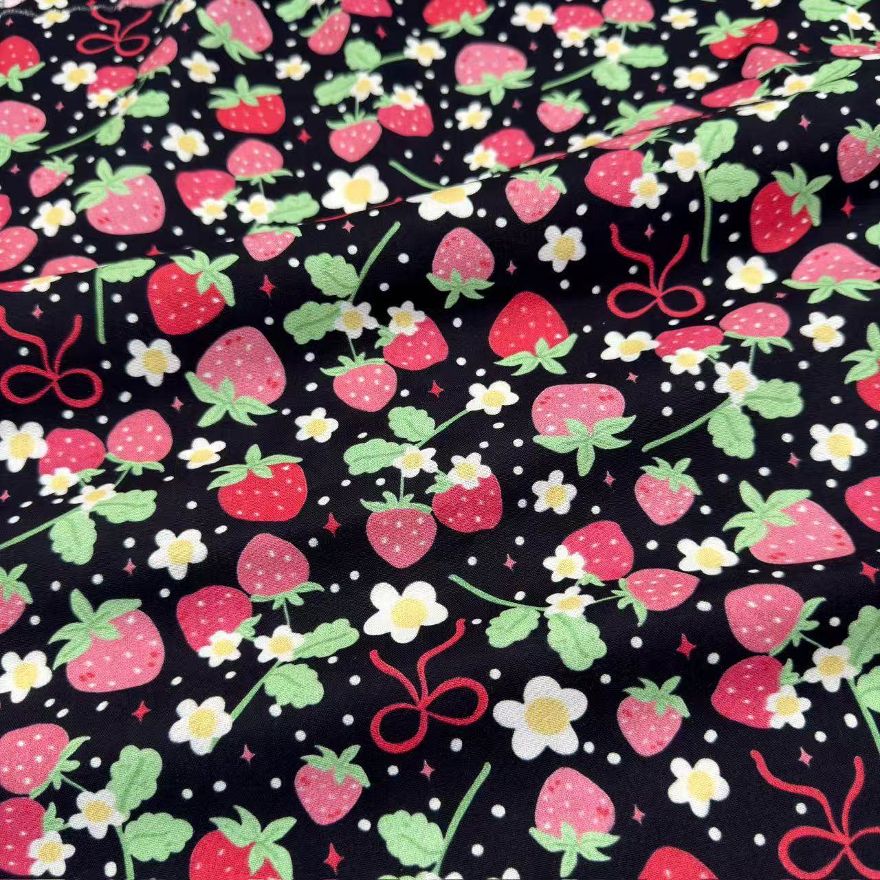Зона взрыва 13 № 13.18 black bow strawberry digital - 20 кусочков чистой хлопчатобумажной ткани ручной работы длиной один метр и шириной 1,1 метра. Изображение 1