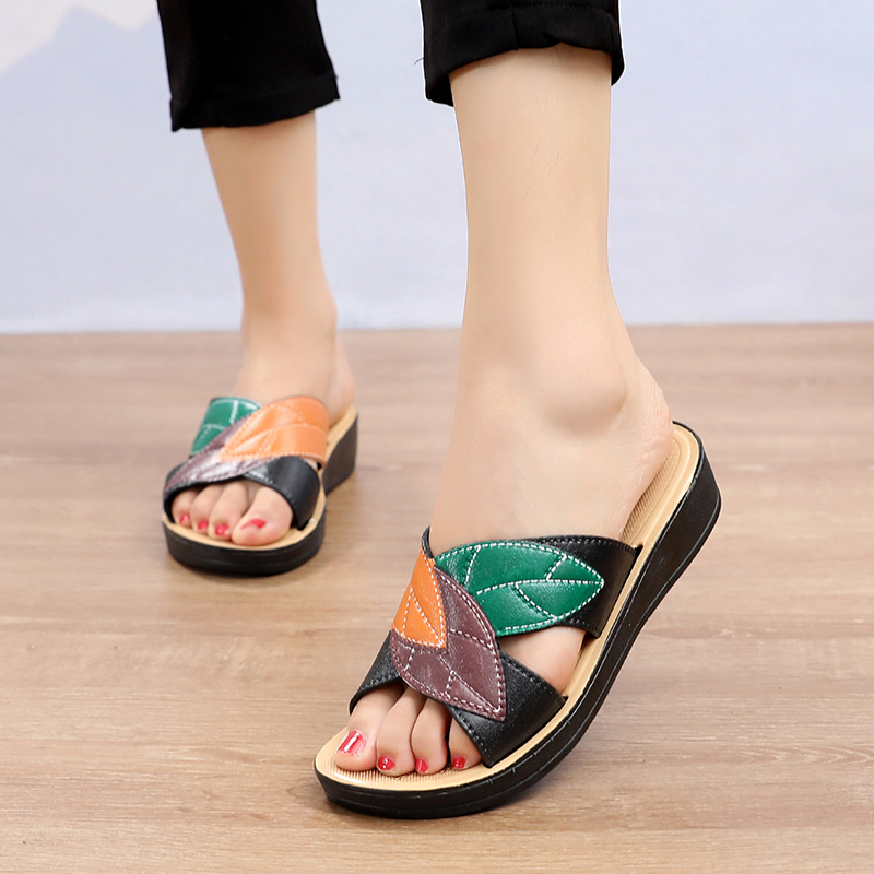 2022 new mother slippers summer middle-aged non-slip outer wear fashion flat bottom soft bottom wedge heel large size sandals women