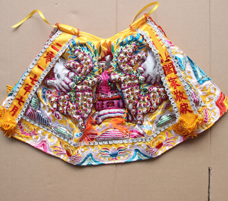 Taoist Tiangong embroidered with convex embroidered floating dragon-grain-shaped scallops Mazu Kuan Kung Gongshen Divine Clothing Dragon Robe with embroidered sword with embroidery