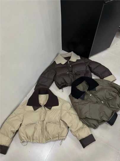 2025 Europäische gestrickte kurze Daunenjacke mit Revers für Damen, Winterjacke aus Proteinleder, gespleißt, weiße Entendaunen, Nebensaison-Jackentrend