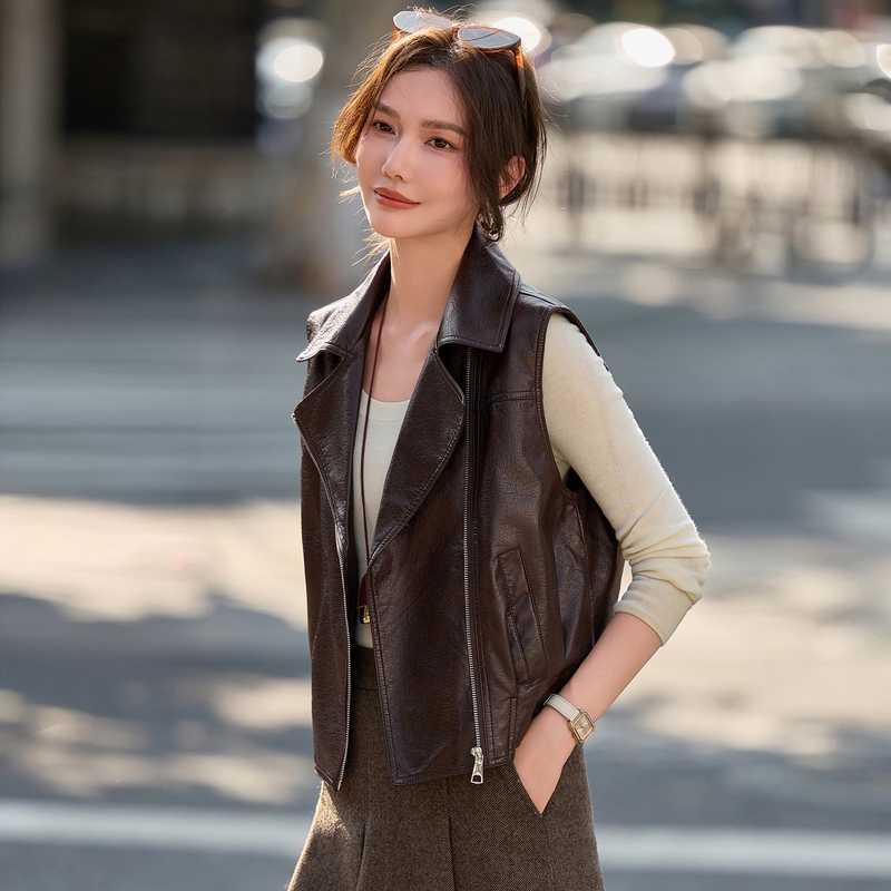 Fashionable and Simple V-Neck Leather Vest for Women, Short Style, 2026 Autumn New Motorcycle Style Sleeveless Versatile Vest Jacket