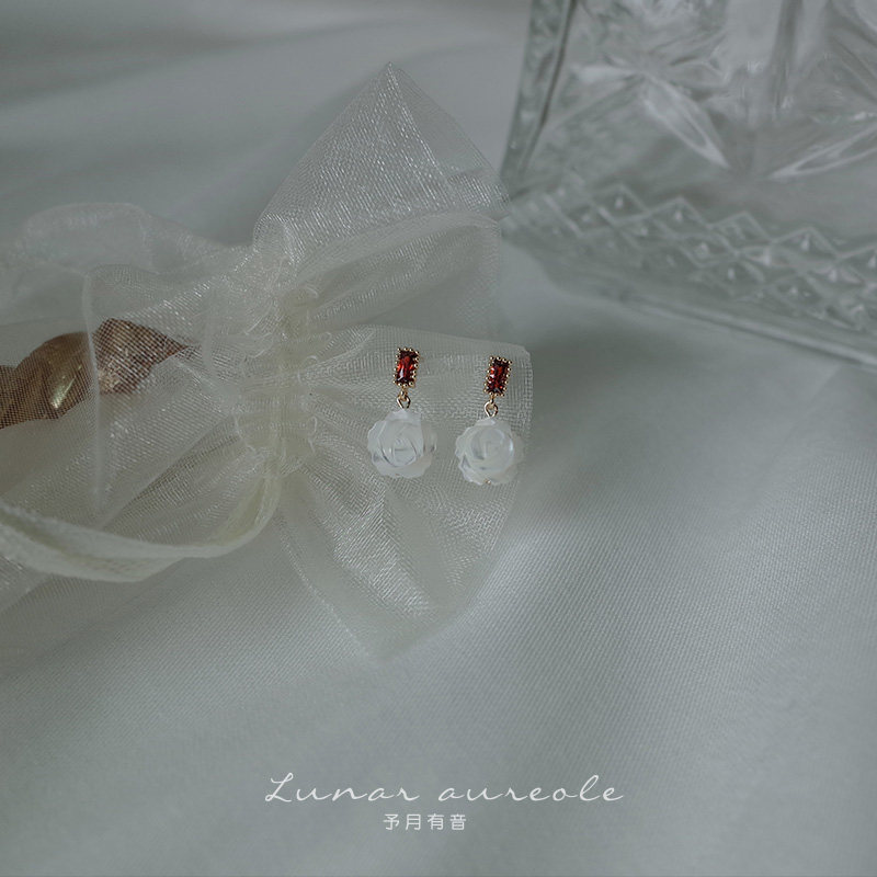 Yuyue has a sound light retro rose ear acupuncture natural disc shell 925 silver gold-plated wine red earrings temperament gift female