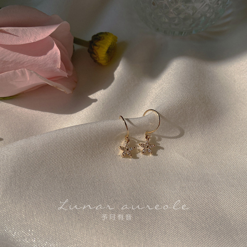 Yuyue has a sound flower flower earrings s925 silver needles cute small sweet and cool girl ear needles simple earrings new female