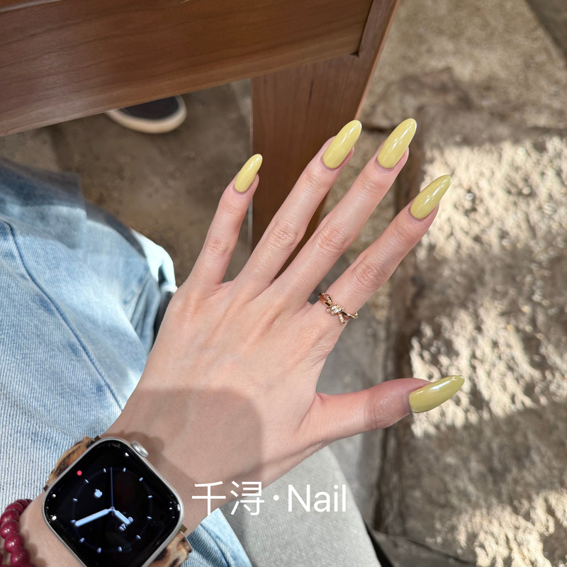 Hailey's Same Style of Handmade Aurora Pink Oval-Shaped Nails with a Stylish Look, Brightening Effect, Creamy Yellow, Mint Green Color Scheme, and Color-Blocking Manicure