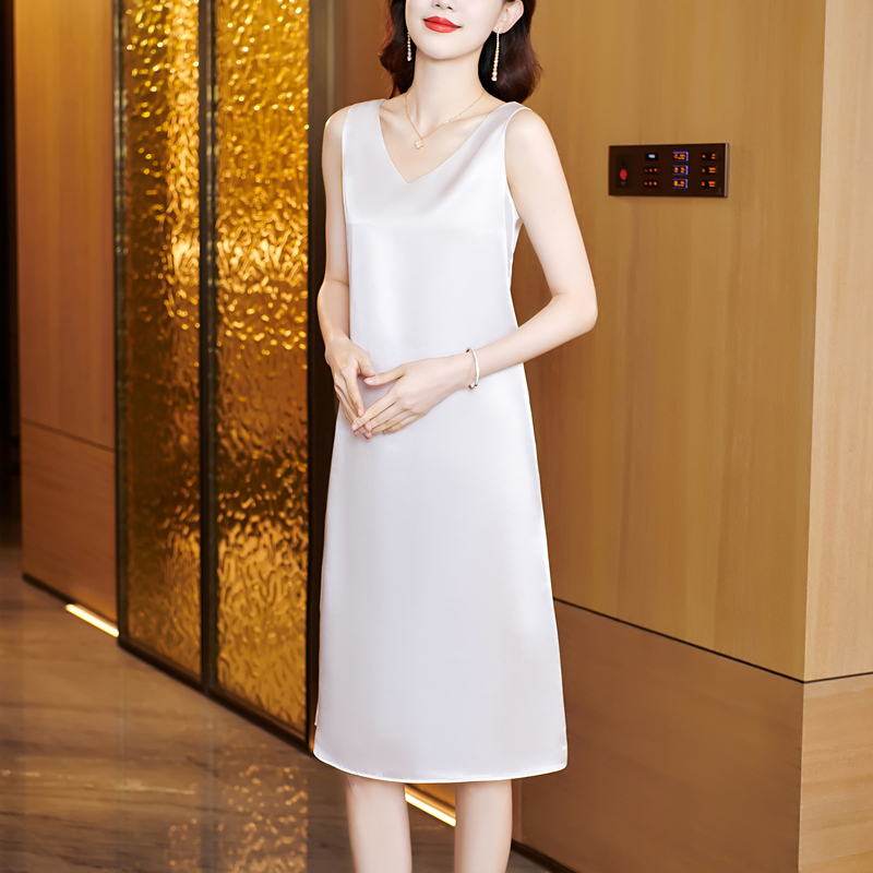 New Satin Camisole Dress for Women, Spring and Summer, with a Stylish Inner Layer, Sexy and Fashionable Acetate Mid-Length Dress, Can Be Worn as a Nightdress New Satin Camisole Dress for Women, Spring and Summer, with a Stylish Inner Layer, Sexy and Fashionable Acetate Mid-Length Dress, Can Be Worn as a Nightdress