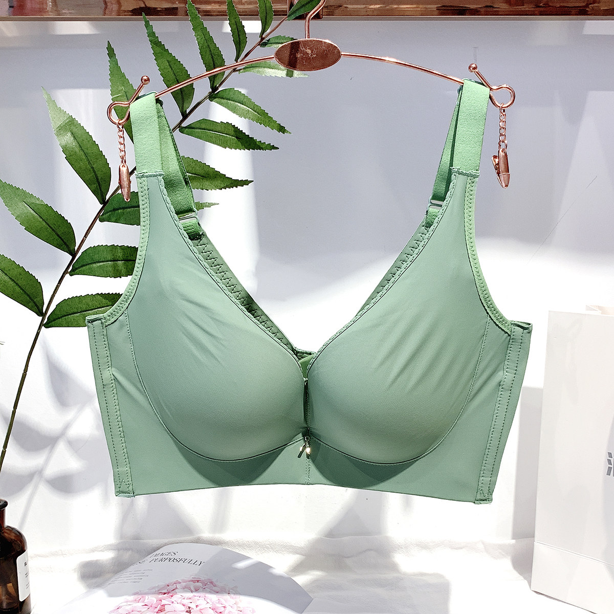 New Traceless Underwear Woman No Steel Ring Slim-breasted Breast Poly-Adjusted Type Closeted breast Sexy Bra Bra Bra