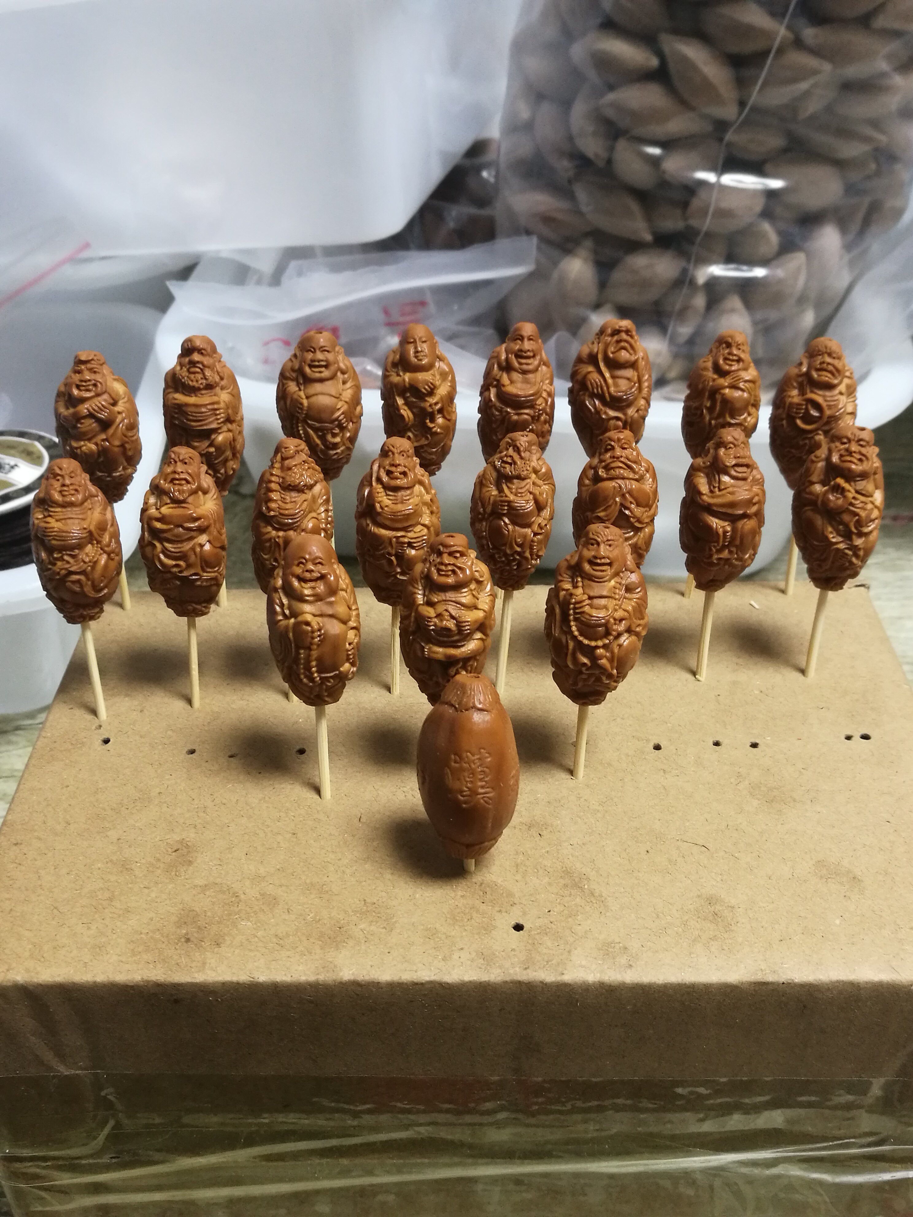 Olive nuclear bracelet neck hanging for men all over the body, 8-8 Rohan nuclear sculpted neck hanging olive nuclear engraving