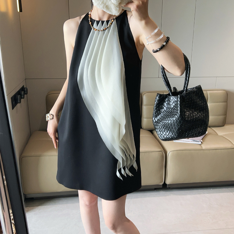 Niche Designer Black and White Contrasting Sheer Patchwork Sleeveless Dress for Women, Mid-Length A-Line Style, Elegant and Slimming Dress