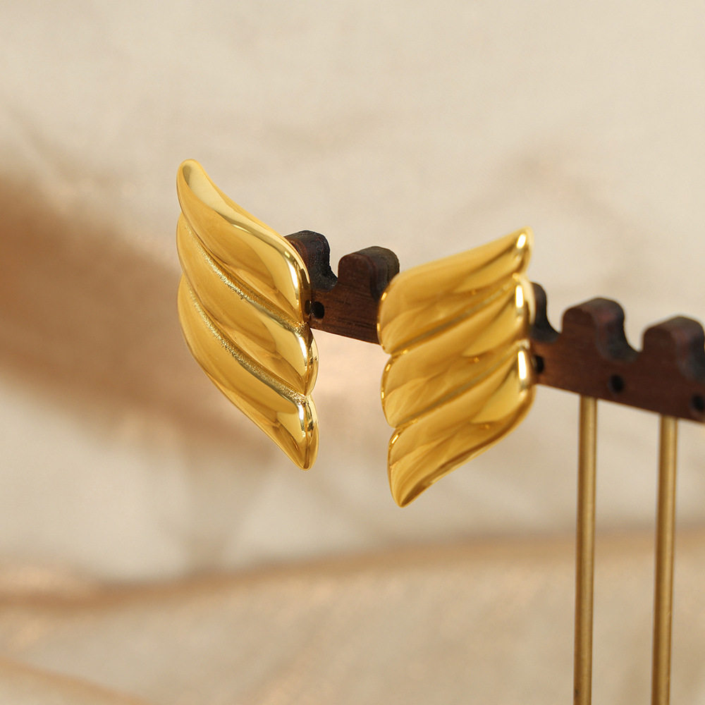 法式新款时尚百搭个性三层翅膀钛钢镀18K金质感菱形几何耳环耳饰