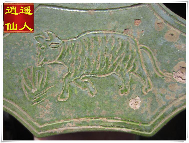 (Carefree Fairy) Liao Dynasty Painted Bull eating grass green glazed porcelain pillows with no old bag retreat