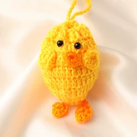 Золотистый маленький желтый мешочек с куриными яйцами и бесплатными имитациями яиц