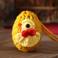 Маленькие желтые яичные карманы, полученные из утки, чтобы отправить яйца эмирадов