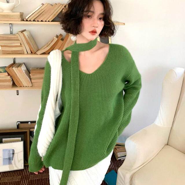 Homemade Strawberry Jam Hong Kong Style Retro 2025 Spring V-neck Raccoon Velvet Bottoming Sweater + Scarf