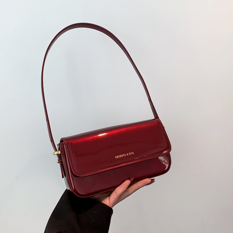 赤いバッグ女性のための 2024 新しいファッショナブルなパテントレザー小さな正方形バッグ肩脇の下クロスボディバッグウェディングブライダルバッグ