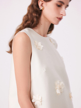 Pearl wool blended flower dress with sleeveless decorative silk Fabrique three-dimensional design