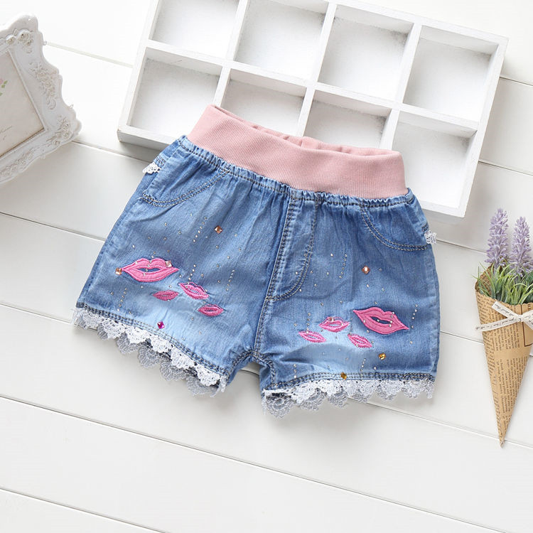 Giản dị cô gái hoang dã mặc phần mỏng rửa lỗ trẻ em quần short denim trong quần short trẻ em lớn trai mùa hè