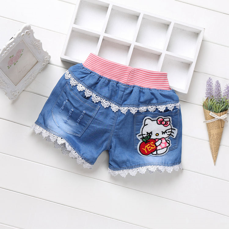 Giản dị cô gái hoang dã mặc phần mỏng rửa lỗ trẻ em quần short denim trong quần short trẻ em lớn trai mùa hè