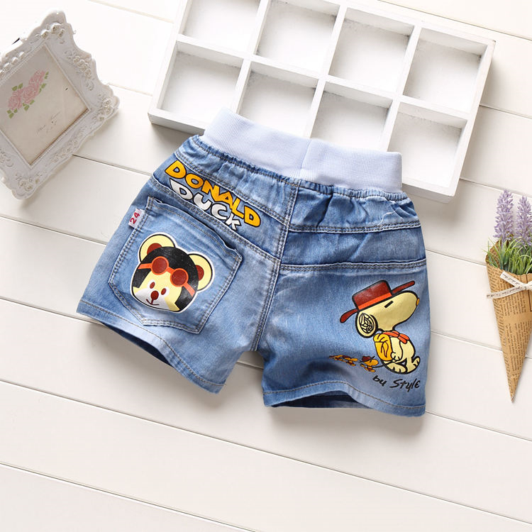 Giản dị cô gái hoang dã mặc phần mỏng rửa lỗ trẻ em quần short denim trong quần short trẻ em lớn trai mùa hè